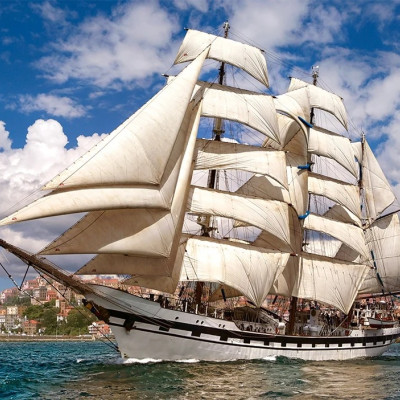Tall Ship opouštějící přístav
